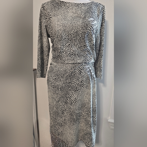 J. McLaughlin Dresses & Skirts - J. McLaughlin Sage Ruched Black & White Animal Print Midi Dress Women's Sz Small